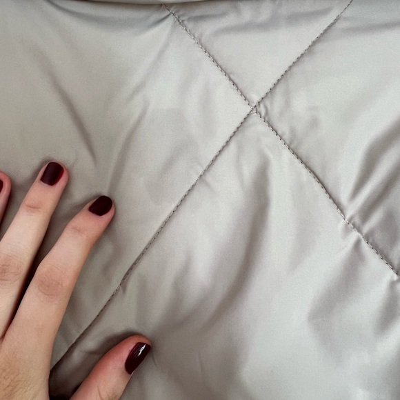 Abercrombie & Fitch neutral puffer jacket - Picture 7 of 8